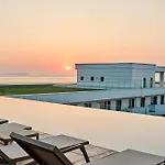 Evana Frontsea In Infinity Pool &