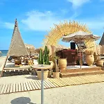 Evana Frontsea In Infinity Pool & * Navodari