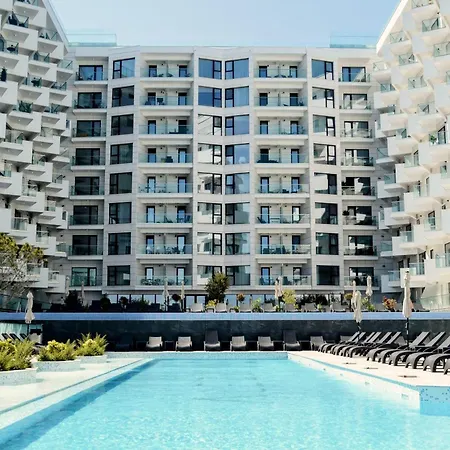 Evana Frontsea In Infinity Pool &